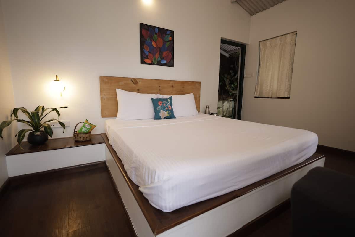 Deluxe Double Room, Balcony, Mountain View | Iron/ironing board, free WiFi