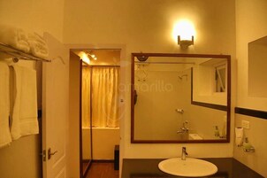 Deluxe tweepersoonskamer, uitzicht op heuvels | Badkamer