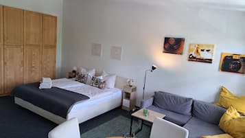 Een strijkplank/strijkijzer, wifi, beddengoed, rolstoeltoegankelijk