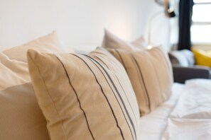 Een strijkplank/strijkijzer, wifi, beddengoed, rolstoeltoegankelijk