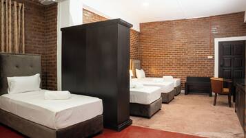 Escritorio, tabla de planchar con plancha y wifi gratis