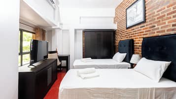 Habitación Deluxe con 2 camas individuales | Escritorio, tabla de planchar con plancha, wifi gratis