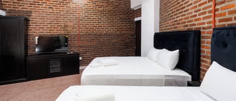 Deluxe Triple Room | Desk, iron/ironing board, free WiFi
