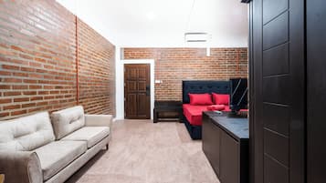 Escritorio, tabla de planchar con plancha y wifi gratis
