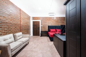 Deluxe Suite | Desk, iron/ironing board, free WiFi