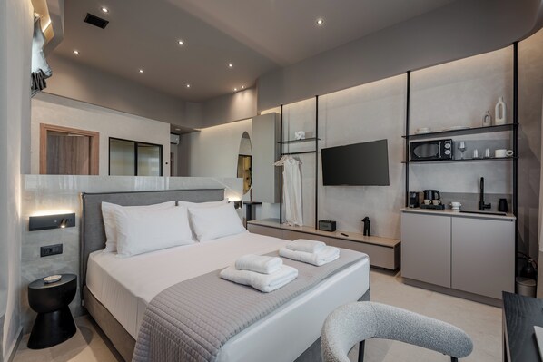 Luxury Suite, 1 Queen Bed, Hot Tub, City View | Private kitchen