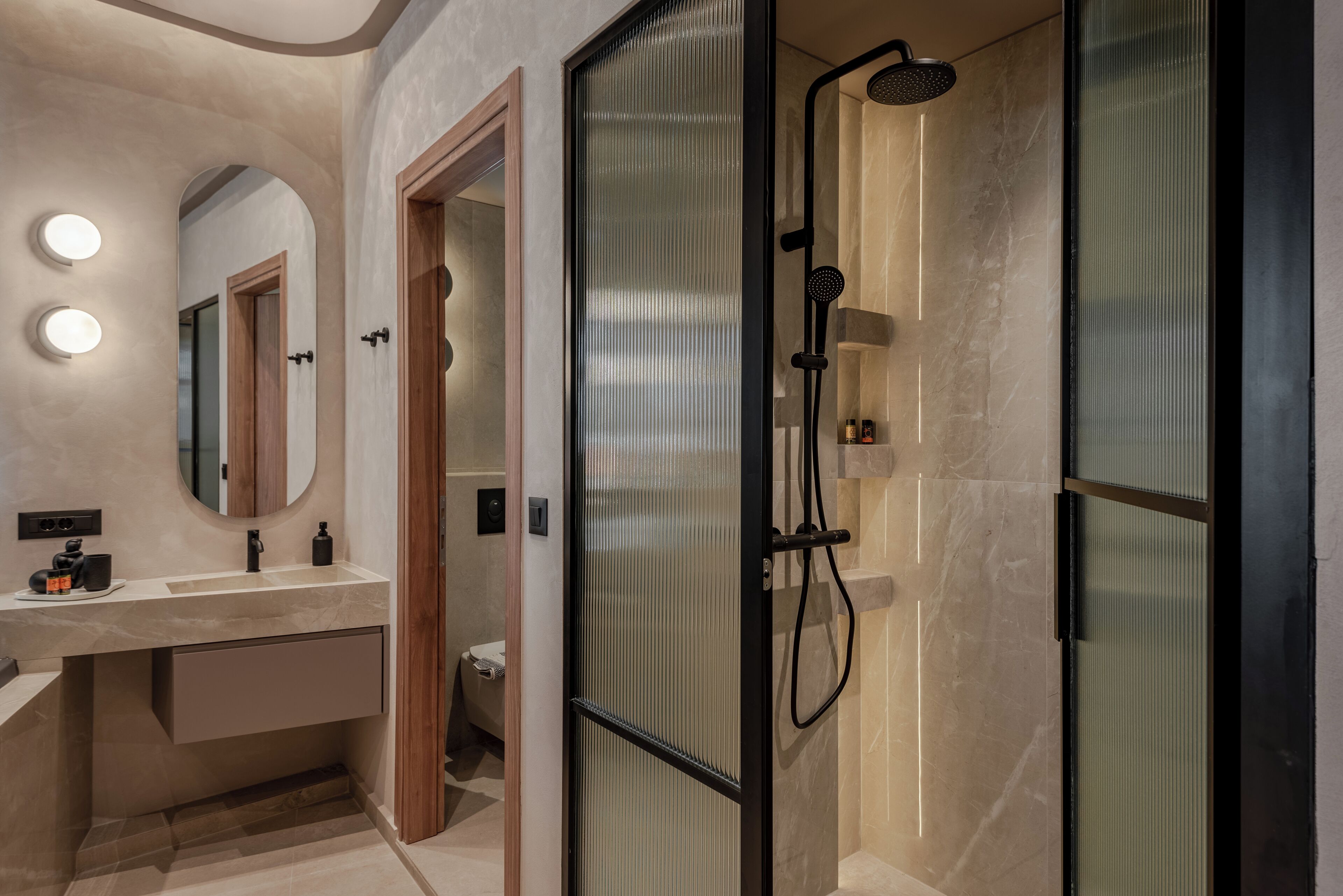 Suite de lujo, 1 cama de matrimonio, bañera de hidromasaje, vistas a la ciudad | Baño | Ducha y cabezal de ducha tipo lluvia