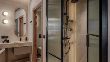Suite de lujo, 1 cama de matrimonio, bañera de hidromasaje, vistas a la ciudad | Baño | Ducha y cabezal de ducha tipo lluvia