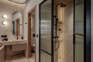 Luxury Suite, 1 Queen Bed, Hot Tub, City View | Bathroom