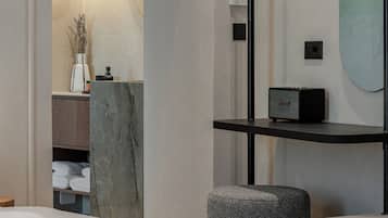 SuĂte luxo, vista para a cidade | Cofres nos quartos, Wi-Fi de cortesia, roupa de cama