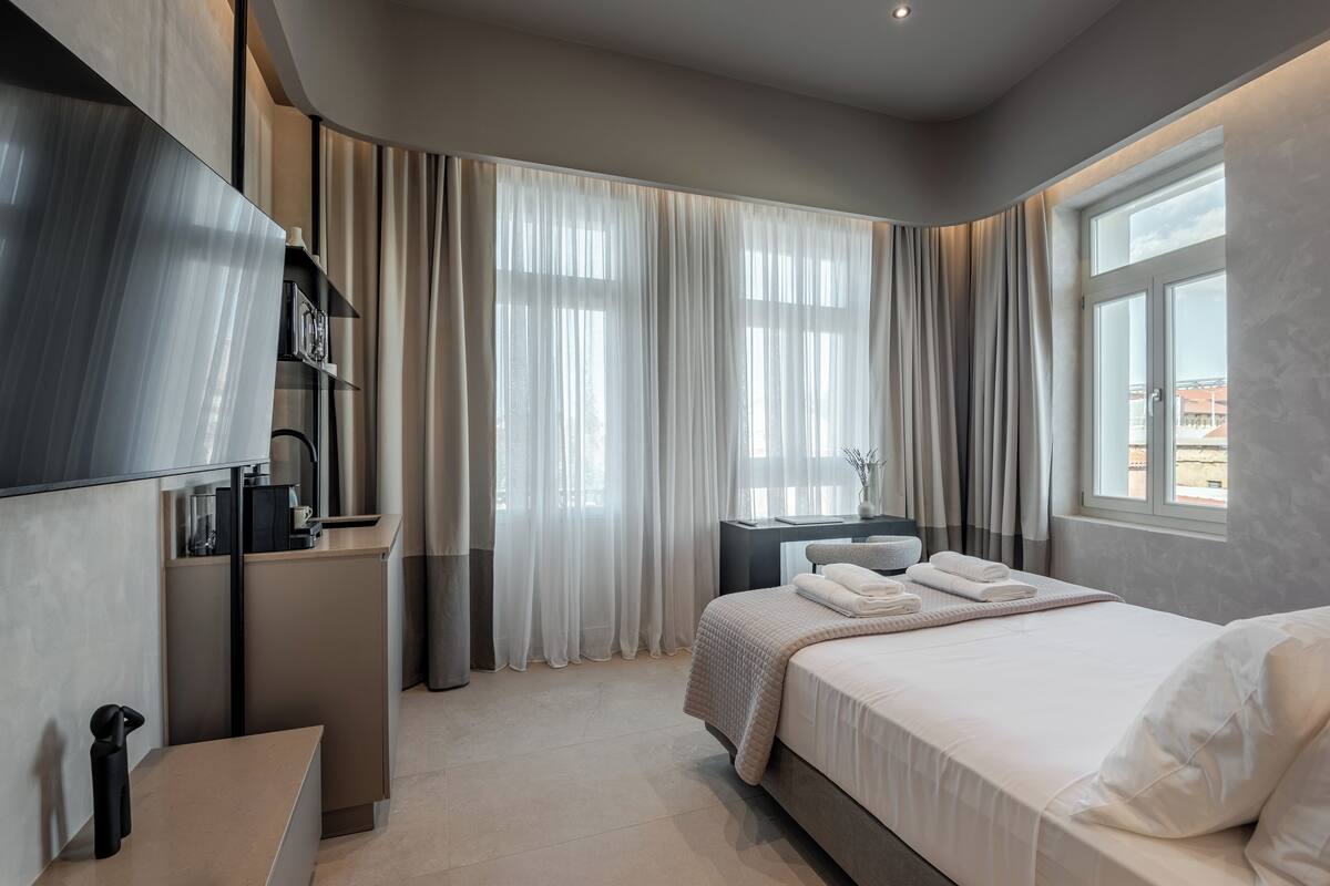 Suíte superluxo, 1 cama Queen, banheira de imersão, vista para a cidade | Vista do quarto