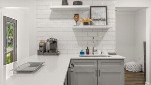 Kaffetrakter/tekoker, kjøleskap, mikrobølgeovn og ovn