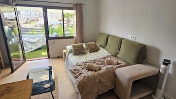 1 間睡房、房內夾萬、熨斗/熨衫板、可攜式嬰兒床