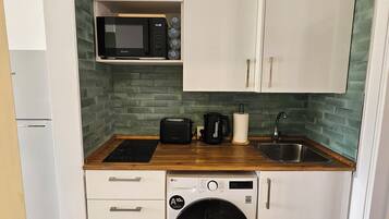 Refrigerador, microondas, tetera eléctrica y tostadora