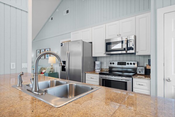 ثلاجة، ميكروويف، فرن، موقد طهي مسطح