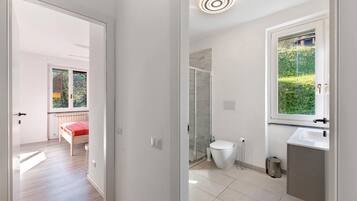 Shower, free toiletries, hair dryer, towels