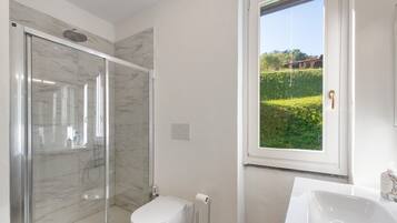 Shower, free toiletries, hair dryer, towels