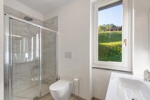 Douche, articles de toilette gratuits, sèche-cheveux
