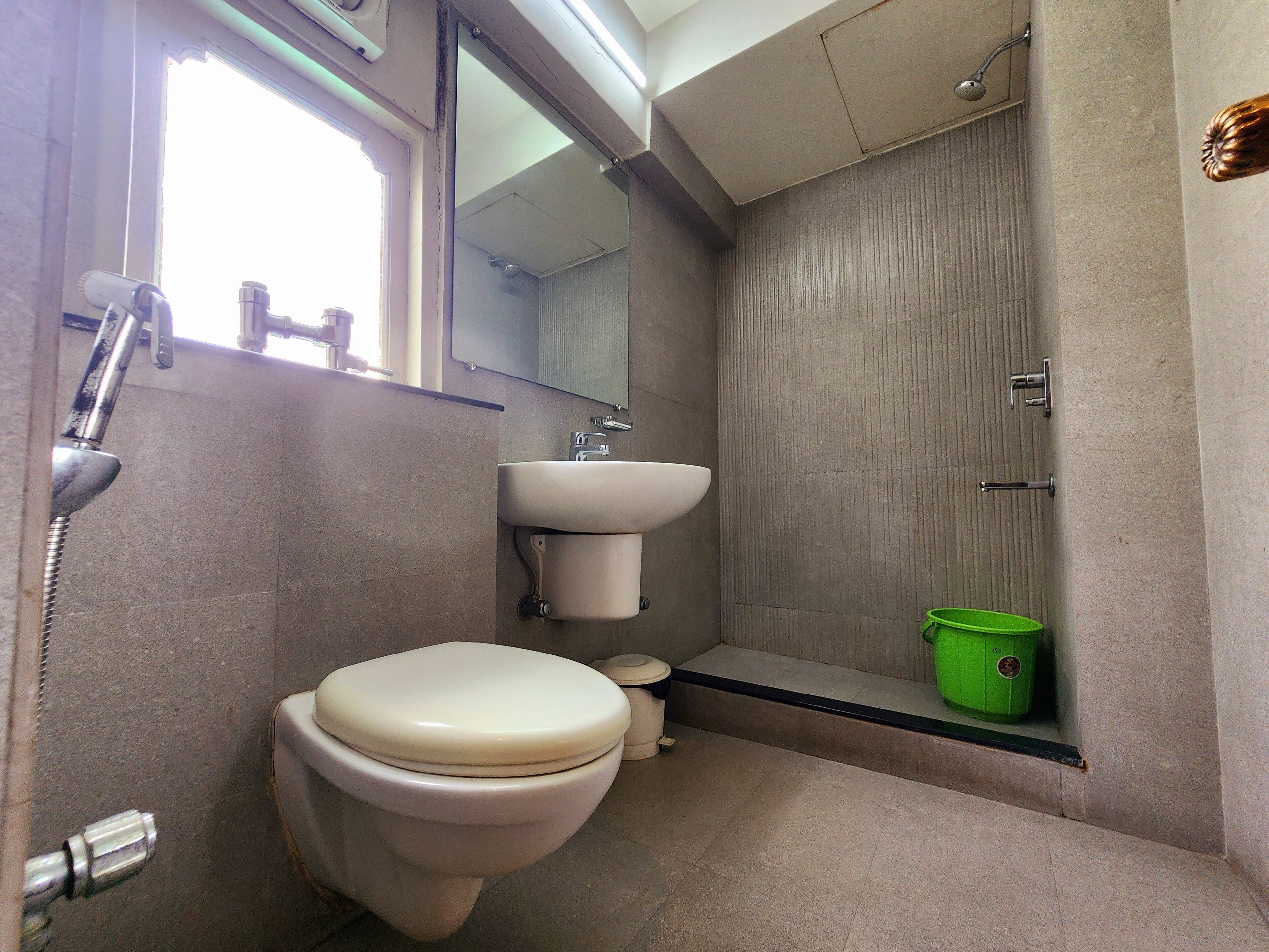 Un baño con inodoro, lavamanos y ducha.