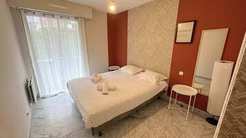 1 slaapkamer, een strijkplank/strijkijzer, wifi, beddengoed