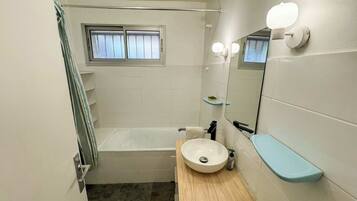 Douche, sĂšche-cheveux, serviettes fournies