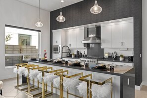 Een koelkast, een microgolfoven, een kookplaat, een vaatwasser