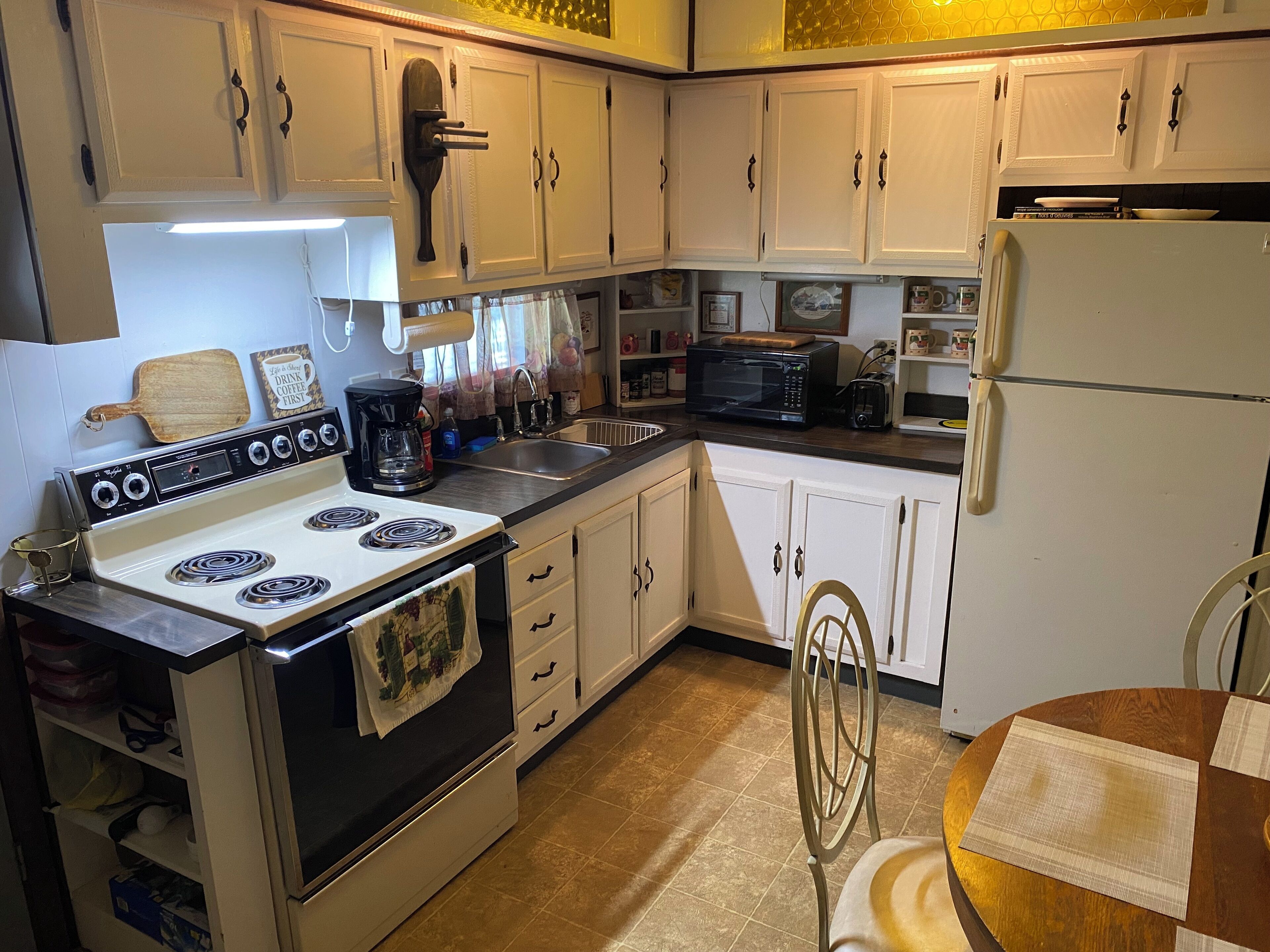 Réfrigérateur, micro-ondes, four, plaque de cuisson