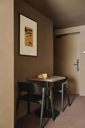 Suite, 1 kingsize bed met slaapbank | Dineren in de kamer