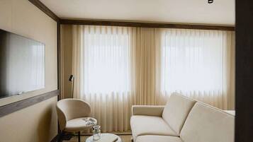 Suite, 1 kingsize bed met slaapbank | Verduisterende gordijnen, gratis wifi