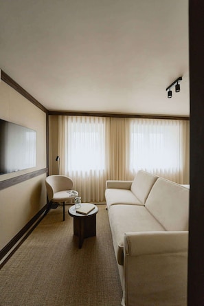 Suite, 1 kingsize bed met slaapbank | Een laptopwerkplek, verduisterende gordijnen, reisbedje, gratis wifi