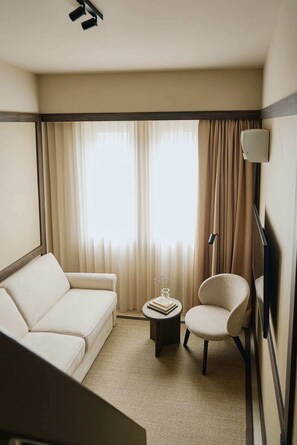 Espacio para trabajar con laptop, cortinas blackout y cuna de viaje 