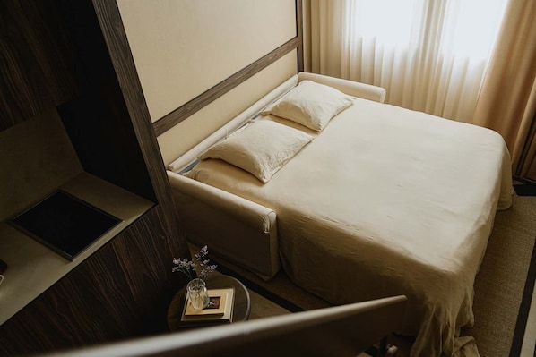 Maisonnette, 1 kingsize bed met slaapbank | Een laptopwerkplek, verduisterende gordijnen, reisbedje, gratis wifi