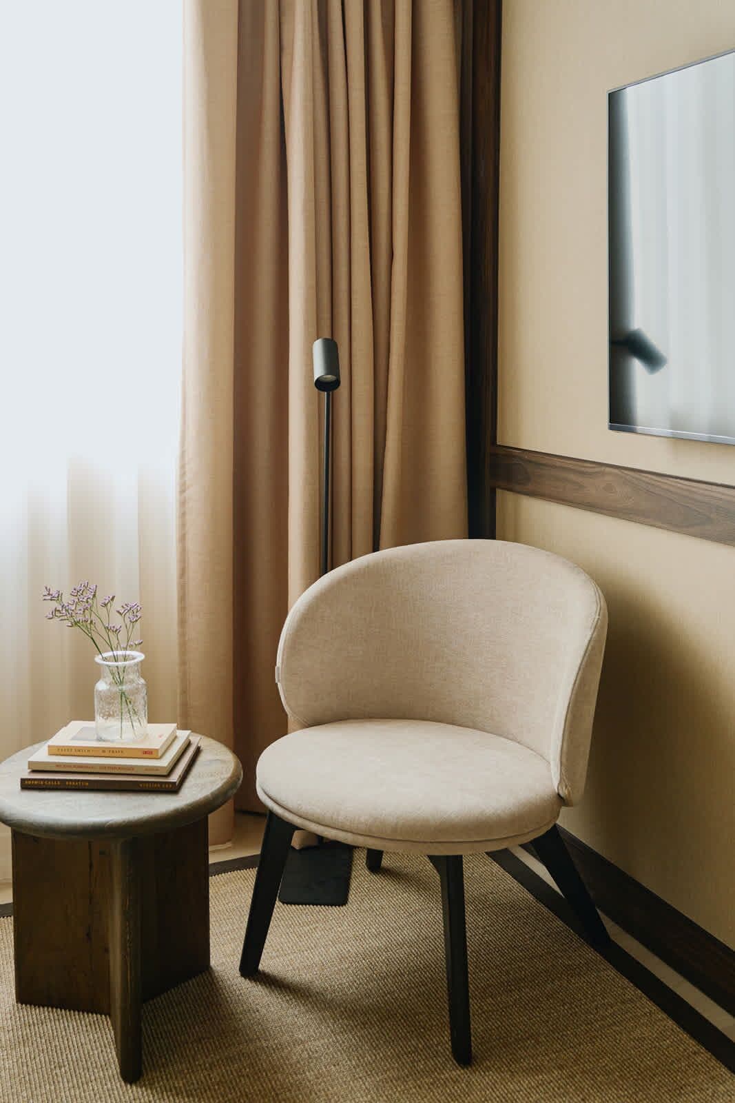 Skrivebord for bærbar PC, blendingsgardiner og reiseseng for barn