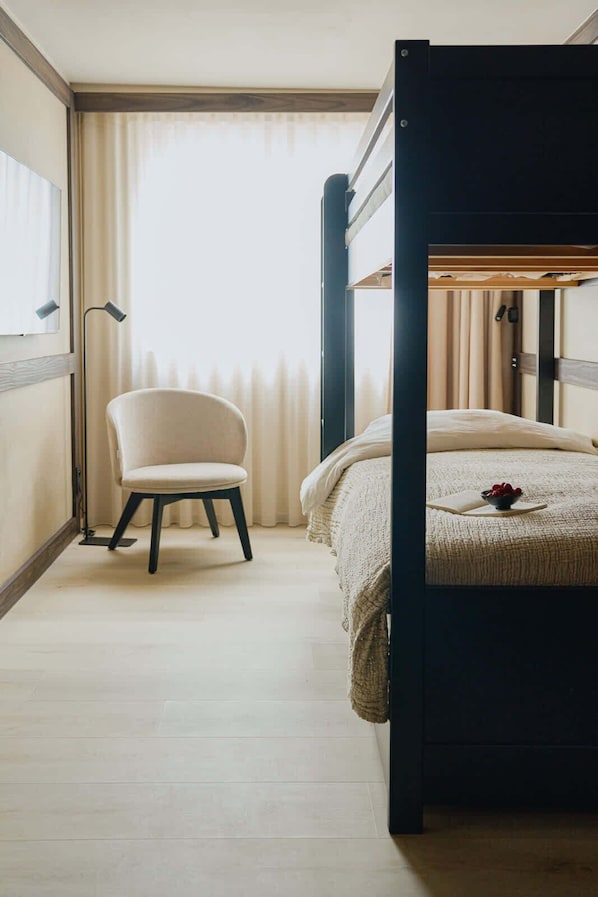 三人房 | 笔记本电脑工作区、遮光窗帘、旅行婴儿床、免费 WiFi