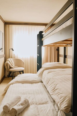 ห้องทริปเปิล | พื้นที่ทำงานแบบใช้แล็ปท็อป, ผ้าม่านกันแสง, ห้องเก็บเสียง