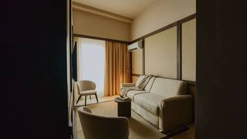 Family Studio, 1 King Bed with Sofa bed | Laptop workspace, blackout drapes, travel crib, free WiFi