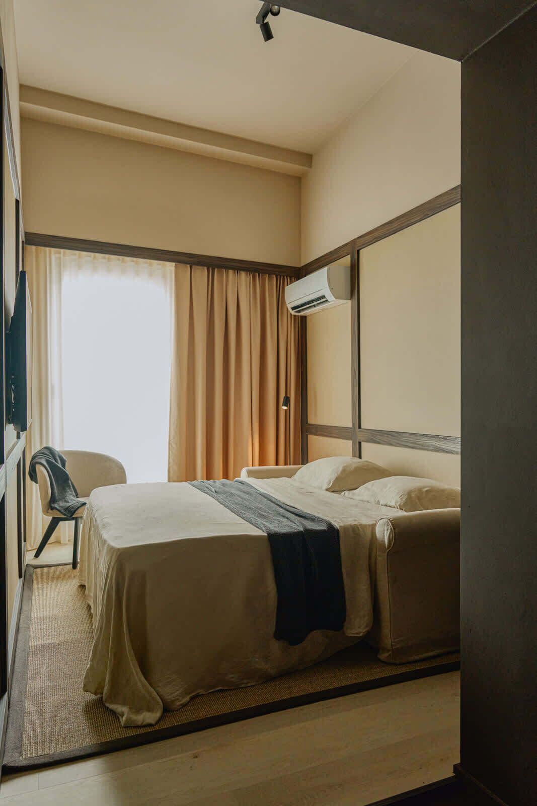 Familie studio, 1 kingsize bed met slaapbank | Een laptopwerkplek, verduisterende gordijnen, reisbedje, gratis wifi