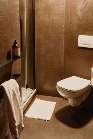 ดีลักซ์สตูดิโอ | ห้องน้ำ | ฝักบัว, เรนชาวเวอร์, ไดร์เป่าผม, ผ้าเช็ดตัว