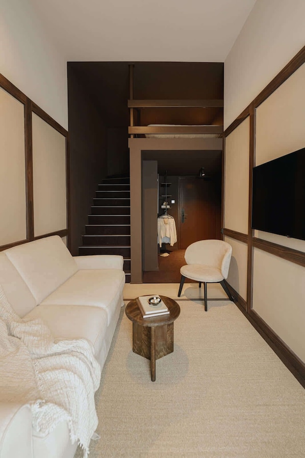 Familie studio, 1 kingsize bed met slaapbank | Een laptopwerkplek, verduisterende gordijnen, reisbedje, gratis wifi