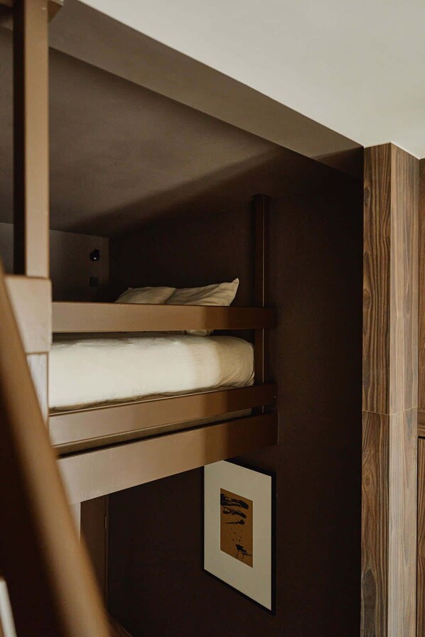 Duplex, 1 King Bed with Sofa bed | Laptop workspace, blackout curtains, travel cot, free WiFi