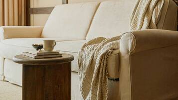 Superior-Studiosuite | Laptopgeeigneter Arbeitsplatz, Verdunkelungsvorhänge, Reisekinderbett