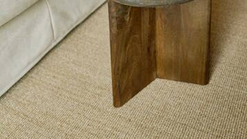 Espacio para trabajar con laptop, cortinas blackout y cuna de viaje