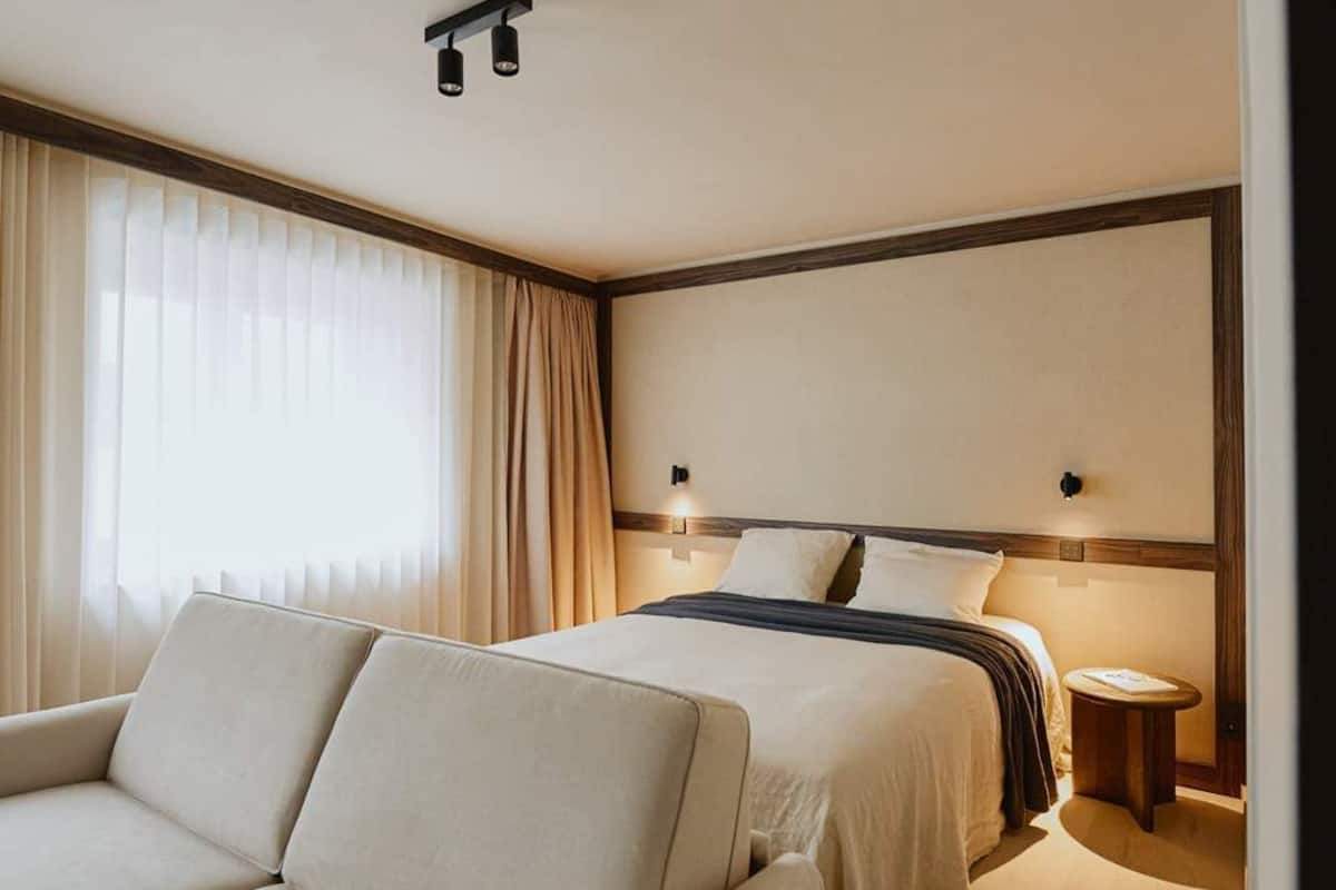 Suite, 1 kingsize bed met slaapbank | Een laptopwerkplek, verduisterende gordijnen, reisbedje, gratis wifi