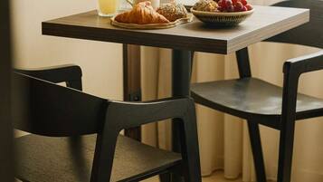 Habitación triple | Espacio para trabajar con un portátil, cortinas opacas, cuna de viaje