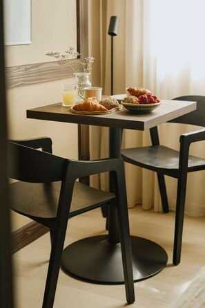 Triple Room | Laptop workspace, blackout curtains, travel cot, free WiFi