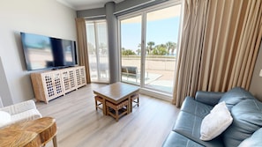 Condo, 3 Bedrooms | Living area