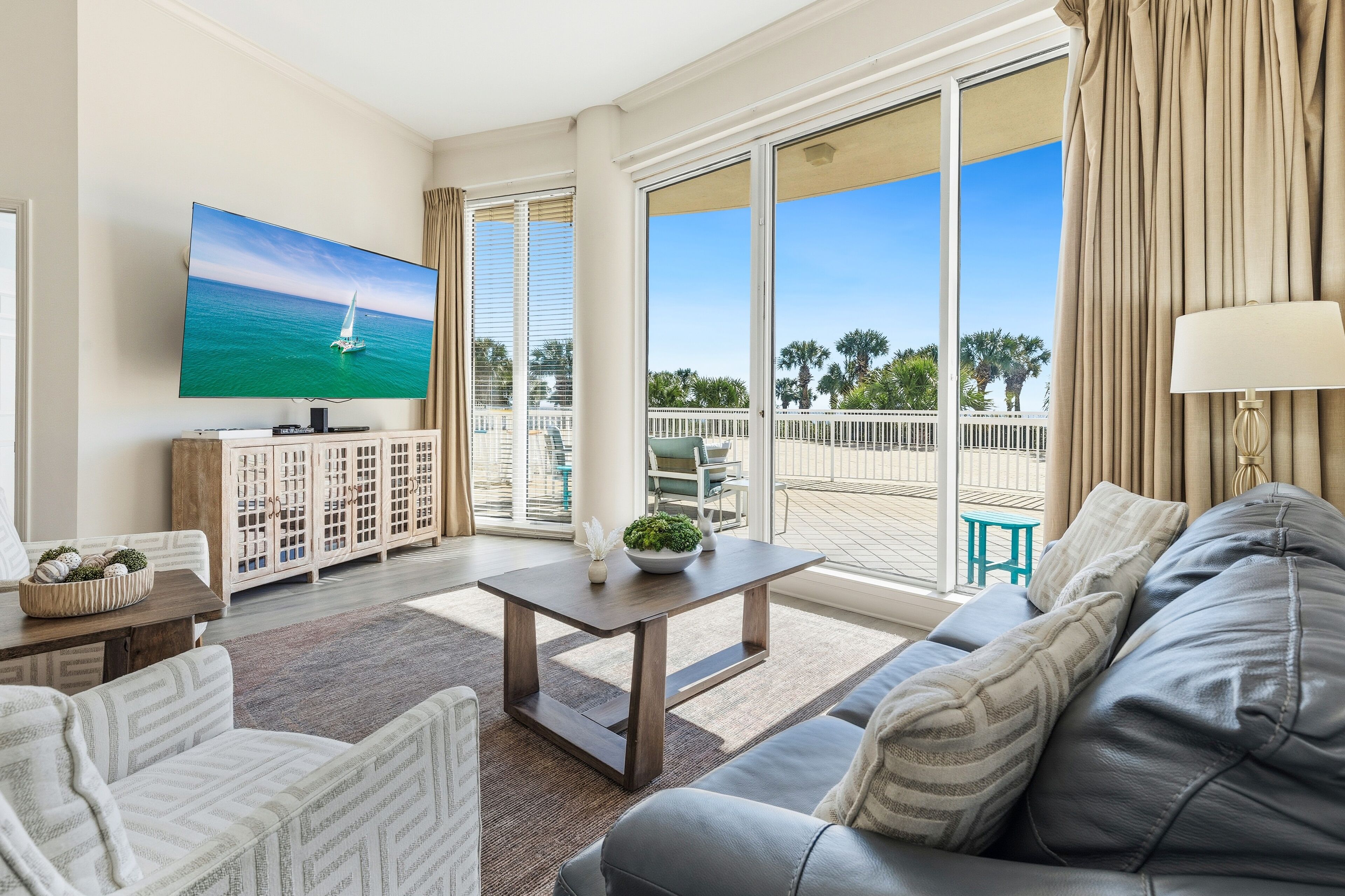 Condo, 3 Bedrooms | Living area