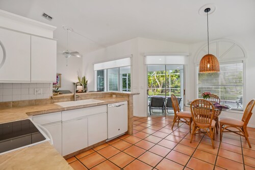 Relaxed Tropical Retreat 5 Miles To Beach 3 Bedroom Home