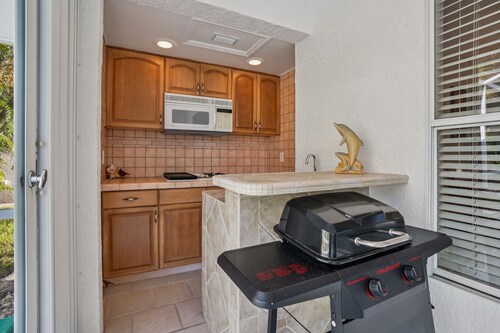 Relaxed Tropical Retreat 5 Miles To Beach 3 Bedroom Home