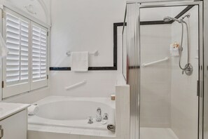 House, 3 Bedrooms | Bathroom | Towels, shampoo - Relaxed Tropical Retreat 5 Miles To Beach 3 Bedroom Home (Naples)